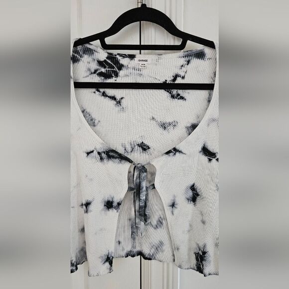 Black and White Tie-Front Top Tie Dye - Picture 4 of 4